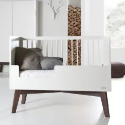 Kidsmill Sixties Babybed Wit Mat / Walnoot 60 x 120 cm