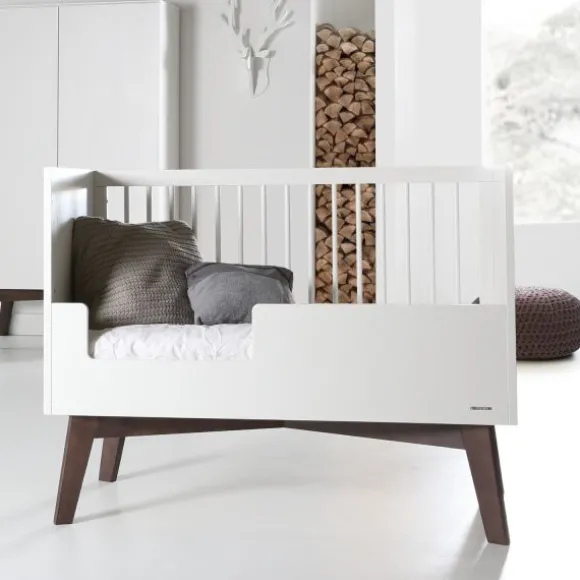 Kidsmill Sixties Babybed Wit Mat / Walnoot 70 x 140 cm